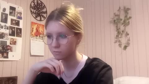 Snapshot of novellahartig chatting on February 21, 2:51 pm Sari It is my first day online show from February 21, 2:51 pm