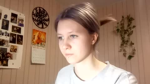 Snapshot of novellahartig chatting on February 28, 3:24 pm Sari It is my first day online show from February 28, 3:24 pm