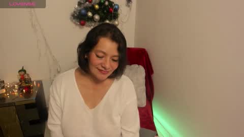 Snapshot of nuit_rose chatting on December 23, 1:47 am nuit_rose online show from December 23, 1:47 am