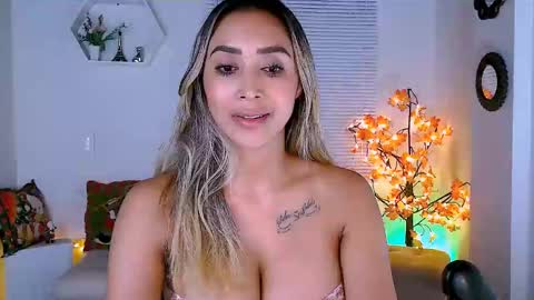 Snapshot of nycole_1988 chatting on December 19, 5:40 am Nycole online show from December 19, 5:40 am