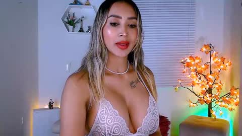 Snapshot of nycole_1988 chatting on December 21, 2:09 am Nycole online show from December 21, 2:09 am