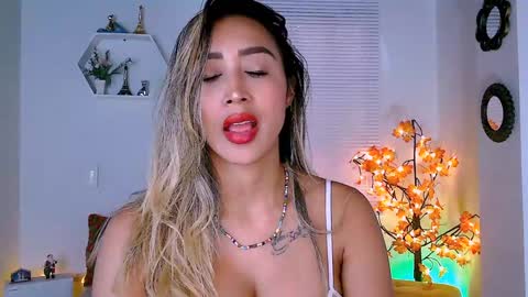 Snapshot of nycole_1988 chatting on December 23, 10:12 pm Nycole online show from December 23, 10:12 pm