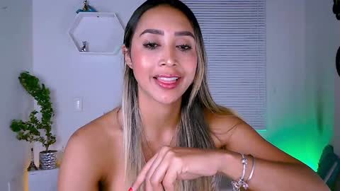 Snapshot of nycole_1988 chatting on January 15, 3:00 am Nycole online show from January 15, 3:00 am