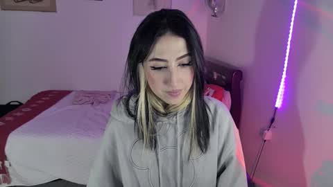 Snapshot of nymph_frida chatting on December 4, 10:02 am Frida online show from December 4, 10:02 am