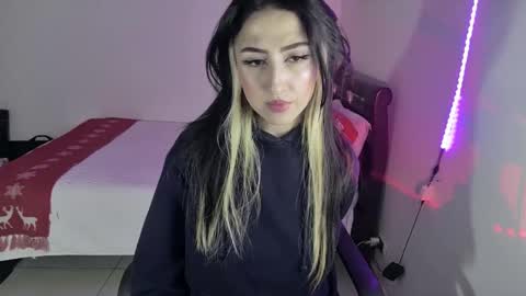 Snapshot of nymph_frida chatting on December 5, 6:43 am Frida online show from December 5, 6:43 am