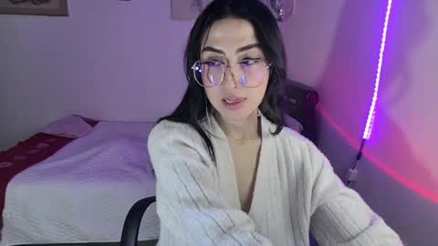 Snapshot of nymph_frida chatting on December 9, 8:33 am Frida online show from December 9, 8:33 am