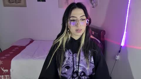 Snapshot of nymph_frida chatting on December 10, 5:28 am Frida online show from December 10, 5:28 am