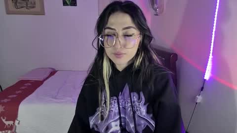 Snapshot of nymph_frida chatting on December 10, 8:51 am Frida online show from December 10, 8:51 am