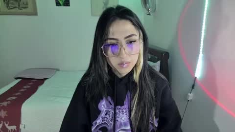 Snapshot of nymph_frida chatting on December 13, 3:27 am Frida online show from December 13, 3:27 am