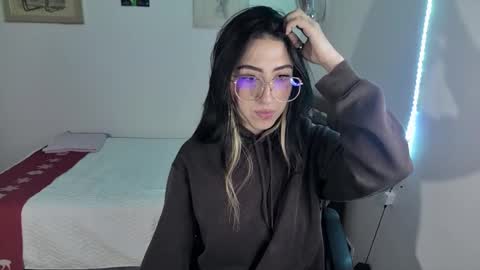 Snapshot of nymph_frida chatting on December 16, 8:31 am Frida online show from December 16, 8:31 am