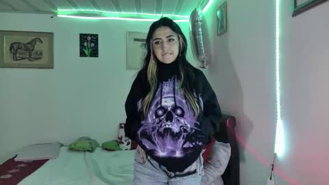 Snapshot of nymph_frida chatting on December 18, 6:21 am Frida online show from December 18, 6:21 am