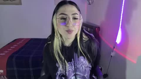 Snapshot of nymph_frida chatting on December 20, 5:47 am Frida online show from December 20, 5:47 am