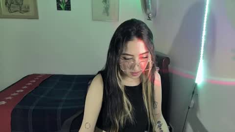 Snapshot of nymph_frida chatting on January 3, 7:27 am Frida online show from January 3, 7:27 am