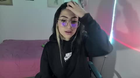 Snapshot of nymph_frida chatting on February 3, 6:34 am Frida online show from February 3, 6:34 am