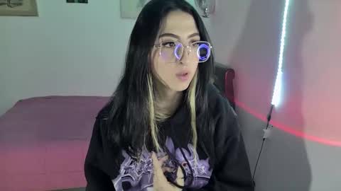 Snapshot of nymph_frida chatting on February 4, 6:57 am Frida online show from February 4, 6:57 am