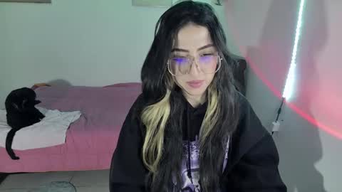 Snapshot of nymph_frida chatting on February 6, 7:13 am Frida online show from February 6, 7:13 am