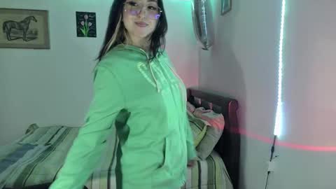 Snapshot of nymph_frida chatting on February 17, 9:03 am Frida online show from February 17, 9:03 am