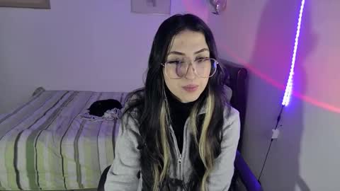 Snapshot of nymph_frida chatting on February 18, 7:32 am Frida online show from February 18, 7:32 am