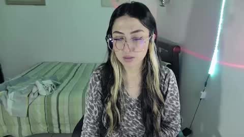 Snapshot of nymph_frida chatting on March 5, 6:44 am Frida online show from March 5, 6:44 am