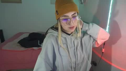 Snapshot of nymph_frida chatting on September 10, 6:13 am Frida online show from September 10, 6:13 am