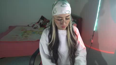 Snapshot of nymph_frida chatting on November 7, 5:29 am Frida online show from November 7, 5:29 am