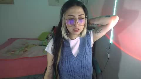 Snapshot of nymph_frida chatting on November 20, 6:35 am Frida online show from November 20, 6:35 am