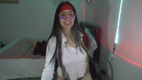 Snapshot of nymph_frida chatting on December 15, 6:50 am Frida online show from December 15, 6:50 am