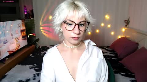 Snapshot of obedientt_ chatting on December 20, 8:32 am Moonlight online show from December 20, 8:32 am