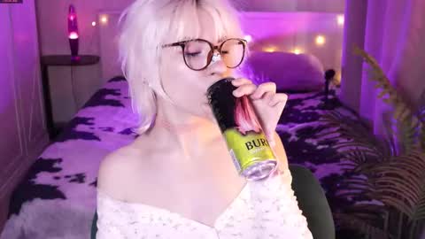 Snapshot of obedientt_ chatting on February 19, 8:54 am Moonlight online show from February 19, 8:54 am