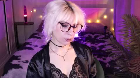 Snapshot of obedientt_ chatting on March 1, 8:05 am Moonlight online show from March 1, 8:05 am