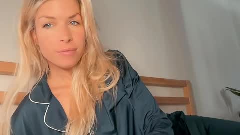 hi im Janasmall boobs big heart  warm pussy  online show from April 9, 9:36 am