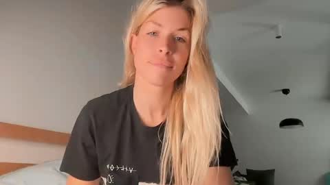 Snapshot of ocicatcat chatting on April 14, 10:10 am ocicatcat online show from April 14, 10:10 am