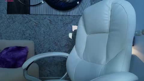 independent model online show from February 5, 7:29 pm