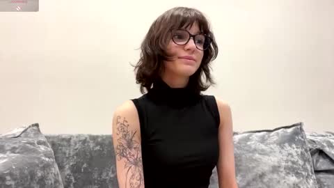 Snapshot of odettehatt chatting on February 2, 4:11 am Thea online show from February 2, 4:11 am