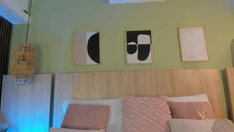 Holly online show from April 10, 11:15 am