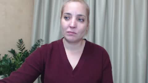 Snapshot of ohsweetmari chatting on December 15, 8:25 pm Mari online show from December 15, 8:25 pm