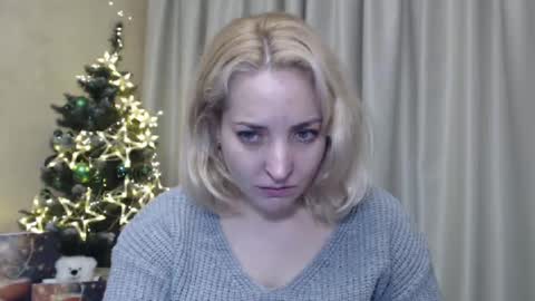 Snapshot of ohsweetmari chatting on December 21, 9:44 am Mari online show from December 21, 9:44 am