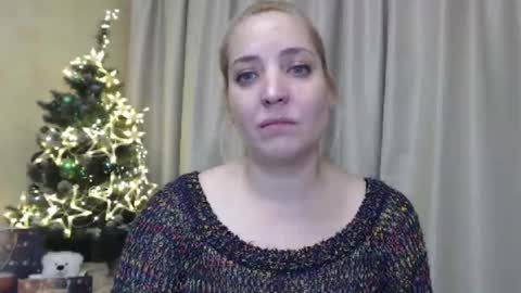 Snapshot of ohsweetmari chatting on December 22, 5:42 pm Mari online show from December 22, 5:42 pm