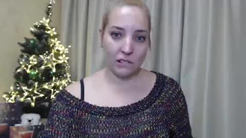 Snapshot of ohsweetmari chatting on December 22, 8:47 pm Mari online show from December 22, 8:47 pm