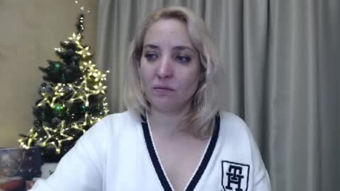 Snapshot of ohsweetmari chatting on December 23, 6:16 pm Mari online show from December 23, 6:16 pm