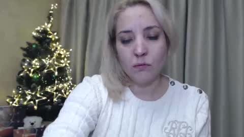 Snapshot of ohsweetmari chatting on December 25, 3:06 pm Mari online show from December 25, 3:06 pm