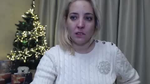 Snapshot of ohsweetmari chatting on December 25, 9:11 pm Mari online show from December 25, 9:11 pm