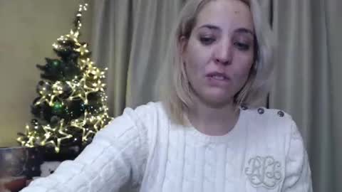 Snapshot of ohsweetmari chatting on December 26, 12:14 am Mari online show from December 26, 12:14 am
