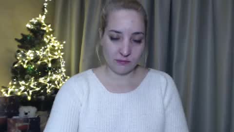 Snapshot of ohsweetmari chatting on December 26, 4:04 pm Mari online show from December 26, 4:04 pm