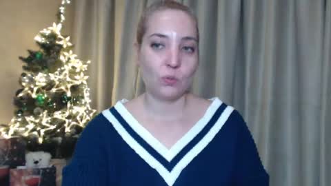 Snapshot of ohsweetmari chatting on December 27, 2:54 pm Mari online show from December 27, 2:54 pm