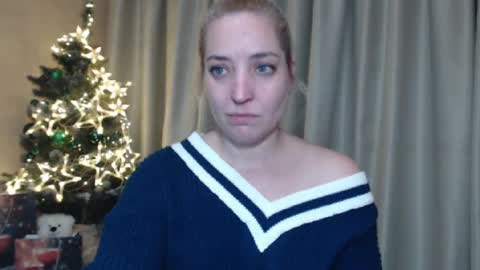 Snapshot of ohsweetmari chatting on December 27, 9:22 pm Mari online show from December 27, 9:22 pm