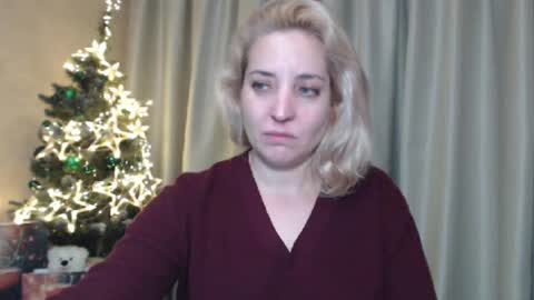 Snapshot of ohsweetmari chatting on December 28, 9:40 pm Mari online show from December 28, 9:40 pm