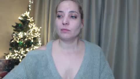 Snapshot of ohsweetmari chatting on December 29, 1:38 pm Mari online show from December 29, 1:38 pm
