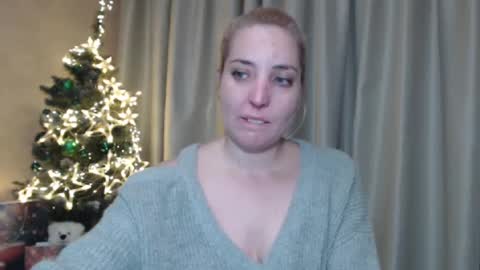 Snapshot of ohsweetmari chatting on December 29, 4:40 pm Mari online show from December 29, 4:40 pm