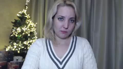 Snapshot of ohsweetmari chatting on December 30, 9:08 pm Mari online show from December 30, 9:08 pm